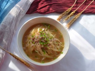 11、四川的面：酸萝卜肉丝面,做好的酸萝卜丝汤，记得加两勺盐，约10g，不要被吓到，因为卤水味道大才能入到白面条。如果你的汤头本来就很咸了，加一勺就可以。