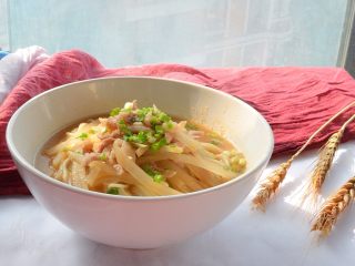 12、四川的面：酸萝卜肉丝面,先打一勺汤头，莫过铺好的菜上，再捞面条。如果大人吃，可以捞面条后过一道凉开水，这样口感更好。把面铺好后，加入汤头，没过三分之二面，再铺上料，最后细细的撒上葱花。