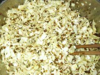 4、麦芽包,莲白和碎米芽菜搅拌均匀