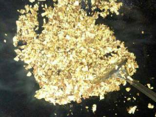 5、麦芽包,热锅炒香豆瓣酱，再放肉末翻炒出油，最后倒莲白和芽菜炒制包子馅