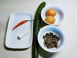 1、黄瓜木耳炒鸡蛋,食材准备好