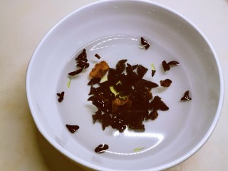 2、黄瓜木耳炒鸡蛋,干木耳清洗干净用清水浸泡