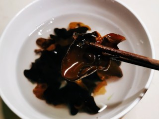 3、黄瓜木耳炒鸡蛋,泡好的木耳 撕成小朵