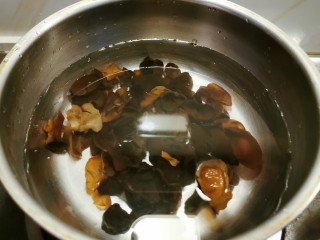 4、黄瓜木耳炒鸡蛋,入开水煮1分钟 捞出备用