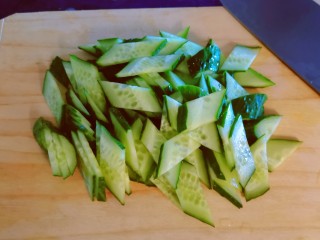 5、黄瓜木耳炒鸡蛋,黄瓜切片