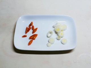 6、黄瓜木耳炒鸡蛋,红尖椒切小圈 葱切片