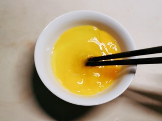 7、黄瓜木耳炒鸡蛋,鸡蛋敲入碗中 打散