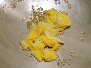 8、黄瓜木耳炒鸡蛋,起油锅 油热后放入鸡蛋液 炒成块状