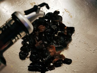 11、黄瓜木耳炒鸡蛋,葱片炒香后 放入木耳翻炒 加入原味鲜酱油