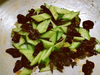 12、黄瓜木耳炒鸡蛋,木耳炒至自己接受的程度 放入黄瓜片