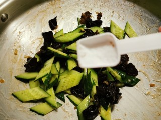 13、黄瓜木耳炒鸡蛋,放入盐增加咸度