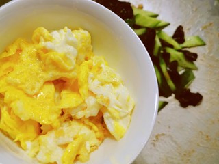 14、黄瓜木耳炒鸡蛋,放入炒好的鸡蛋 快速翻炒