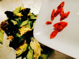 15、黄瓜木耳炒鸡蛋,放入红尖椒 翻拌关火