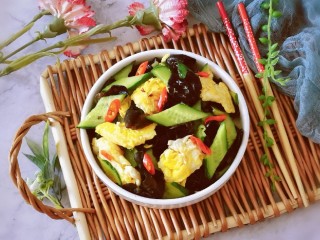 16、黄瓜木耳炒鸡蛋,装盘即可