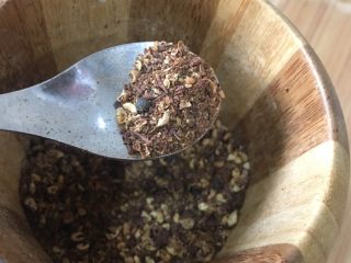 1、改良版华蓥杂酱米粉,花椒入干锅翻炒，烘干水分，开始冒青烟，偏红就倒出。把烘干的花椒粒放入木舂，碾舂成花椒粉。（市场上有花椒粉卖，但味道比自己舂出来的差太多了，简直不是一个物种）