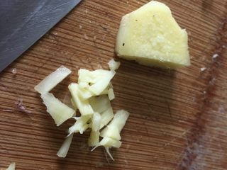 3、改良版华蓥杂酱米粉,一小块生姜切碎（如果没有高汤，需多切一点生姜）、蒜切片，葱、香菜切小段