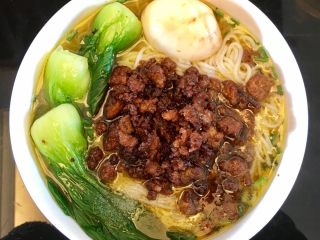 11、改良版华蓥杂酱米粉,加入熬好的汤、肉糜、青菜。可以再加入卤蛋、辣椒之类的diy。就可以吃啦！！