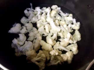 4、川味香肠炒菜花,烧开水将菜花焯一下捞出沥干水份备用。