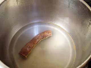 5、川味香肠炒菜花,香肠用高压锅煮10分钟。