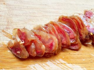 6、川味香肠炒菜花,煮好的香肠切片备用。