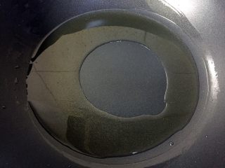 7、川味香肠炒菜花,热锅倒油烧至八成热。