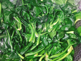 6、蒜末炒菠菜,煮开