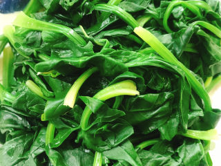 8、蒜末炒菠菜,捞出沥干水份备用。