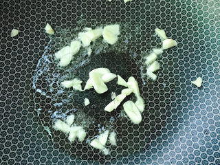 10、蒜末炒菠菜,下蒜末炒出香味