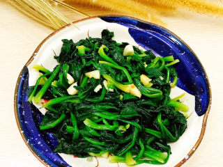 13、蒜末炒菠菜,绿油油的一盘