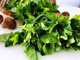 1、油菜香菇,准备好食材。