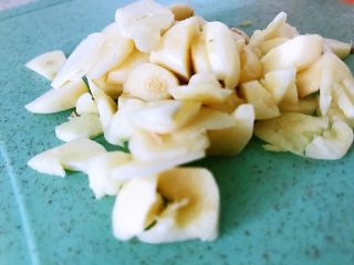 4、油菜香菇,大蒜切小。