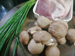 1、香菇肉片,准备好所需食材