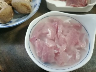 3、香菇肉片,切片的猪肉再次清洗