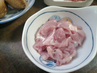 4、香菇肉片,挤干多余水份