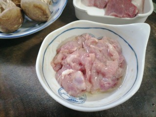 6、香菇肉片,再少许食用油一起腌制