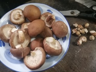 7、香菇肉片,香菇洗去泥，剪去多余蒂子