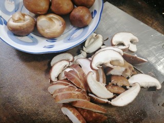 8、香菇肉片,切成稍微有点厚的香菇片