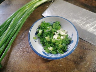 9、香菇肉片,小葱洗净切葱花