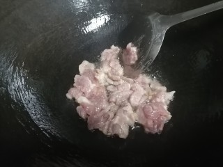11、香菇肉片,倒入腌制好的肉片