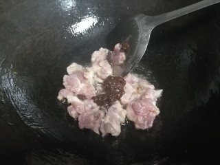 12、香菇肉片,加入一勺黄豆酱