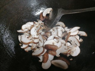 14、香菇肉片,锅中剩油翻炒菇片