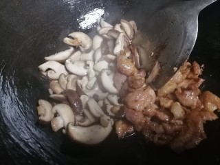 15、香菇肉片,香菇软化后入肉片