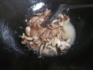 16、香菇肉片,少许食盐和芡粉水调味