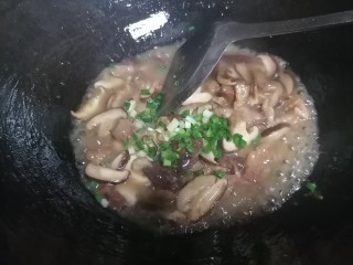 17、香菇肉片,最后收汁拌入葱花即可