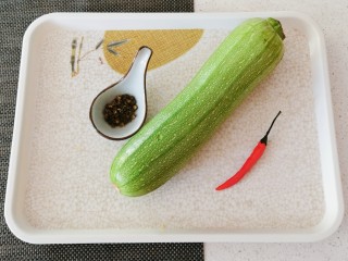 1、醋溜西葫芦,食材准备好