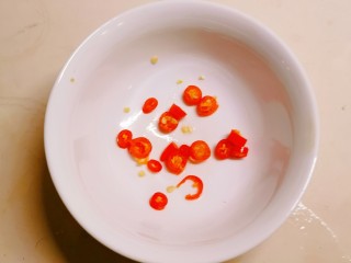 3、醋溜西葫芦,红尖椒切小圈