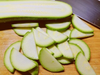 4、醋溜西葫芦,小西葫对半切开 再切成半圆片