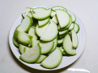 5、醋溜西葫芦,全部切好 放盘中备用