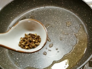 6、醋溜西葫芦,起油锅 油热后放入花椒