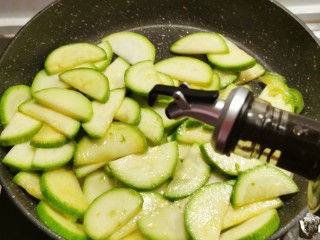 11、醋溜西葫芦,烹入醋
